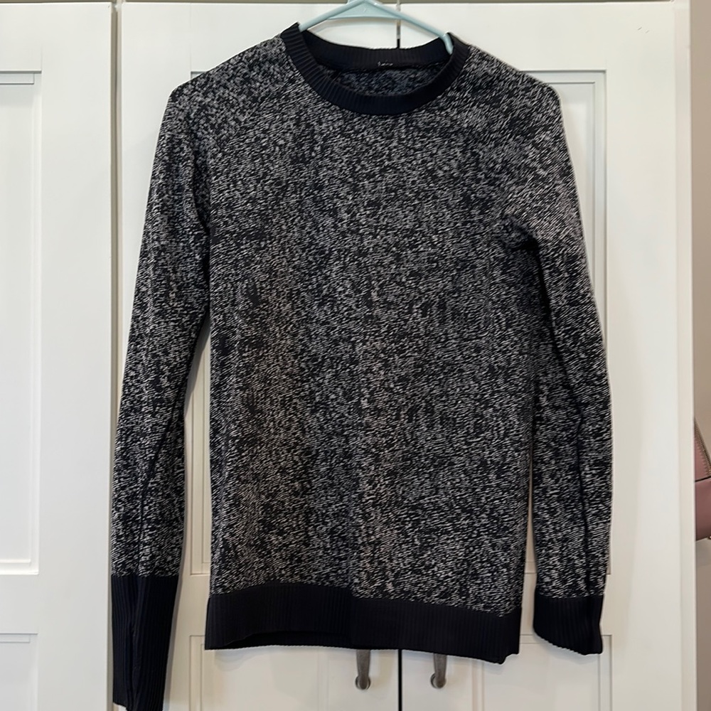 Lululemon black and white crewneck top. Size 4 women’s.